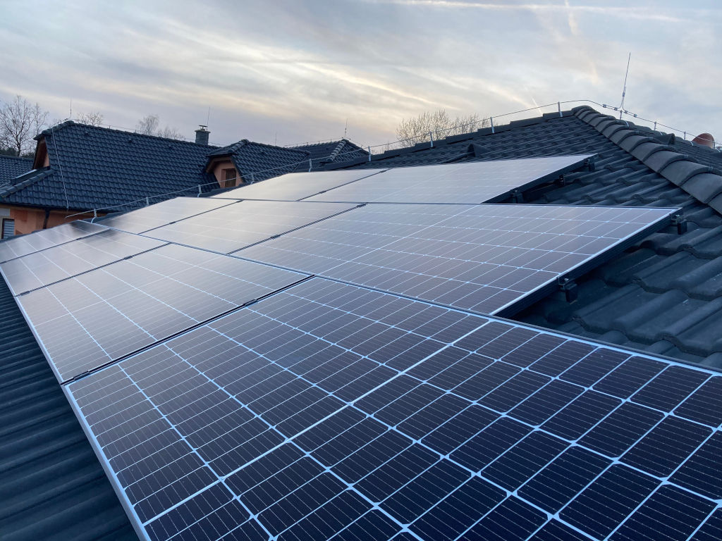 Strecha pokryta fotovoltaickymi panely